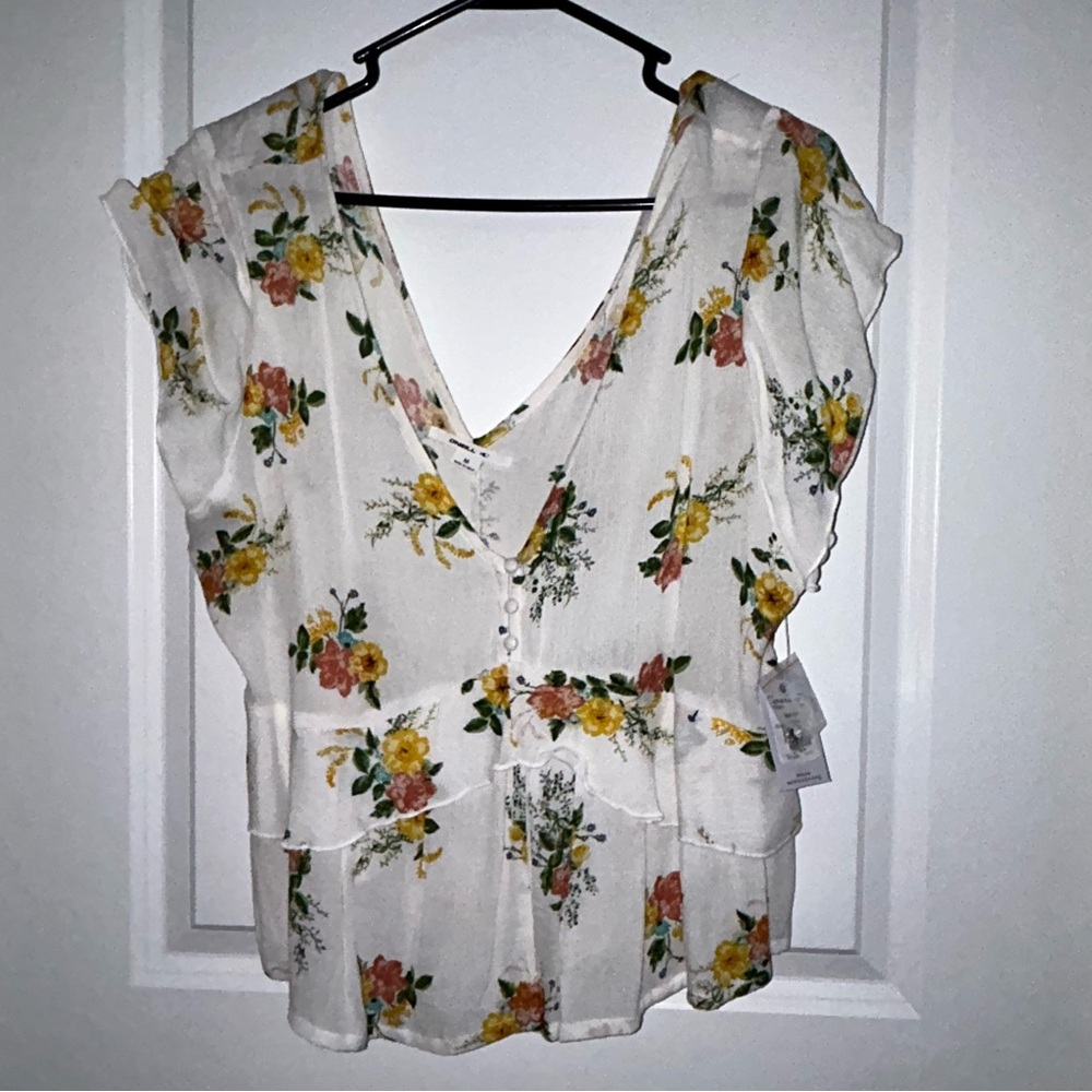 NWT O’Neill White Floral V-Neck Lightweight Shirt Sleeve Size Medium